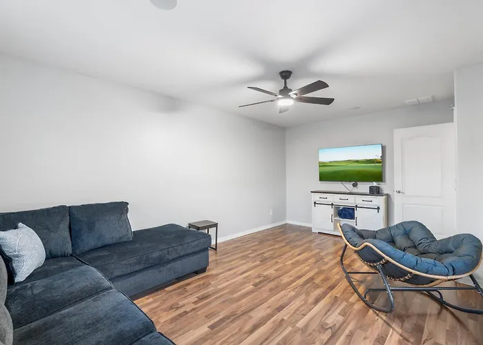 Swim, Golf, Grill & Chill! Group Getaway Holiday home