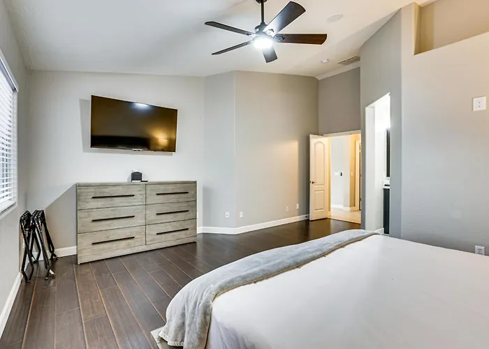 Swim, Golf, Grill & Chill! Group Getaway Holiday home *